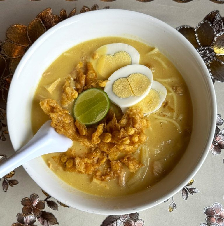 Read more about the article Review: At Family Thai, reliable family dining from all over, in two locations