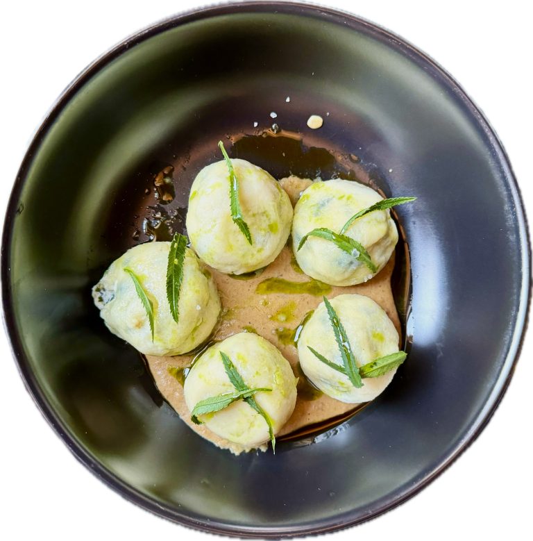 Read more about the article Review: At Saint Neri, a Euro-cool niche with a can’t-miss cheeseburger