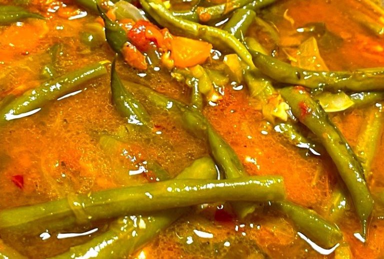 Read more about the article Recipe: Fassolakia ladera, genius vegan Greek braised green beans and potatoes