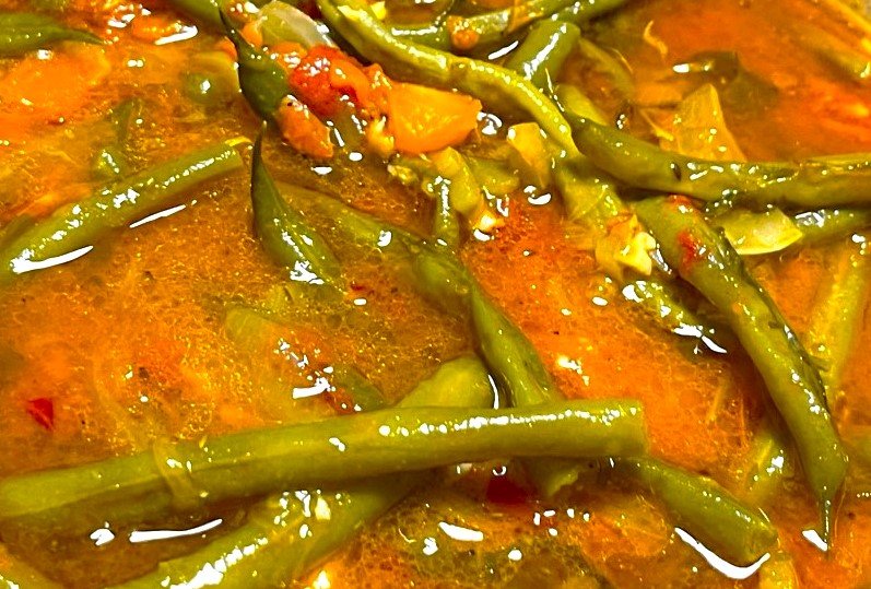 Read more about the article Recipe: Fassolakia ladera, genius vegan Greek braised green beans and potatoes