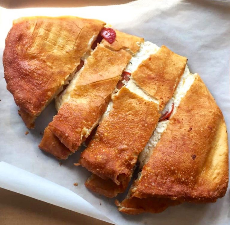 Read more about the article Focus: Deep-fried calzone at Michael’s in Niagara Falls