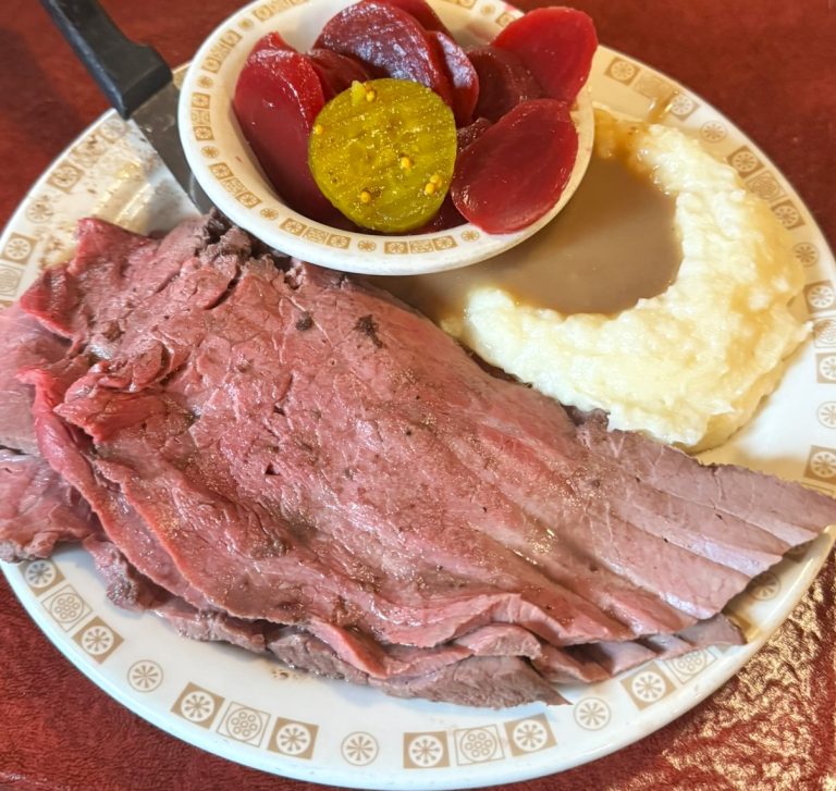 Read more about the article REVIEW: At Schwabl’s, reveling in premium old-school Buffalo beef